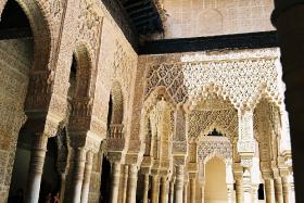 Detalle de los relieves de la Alhambra